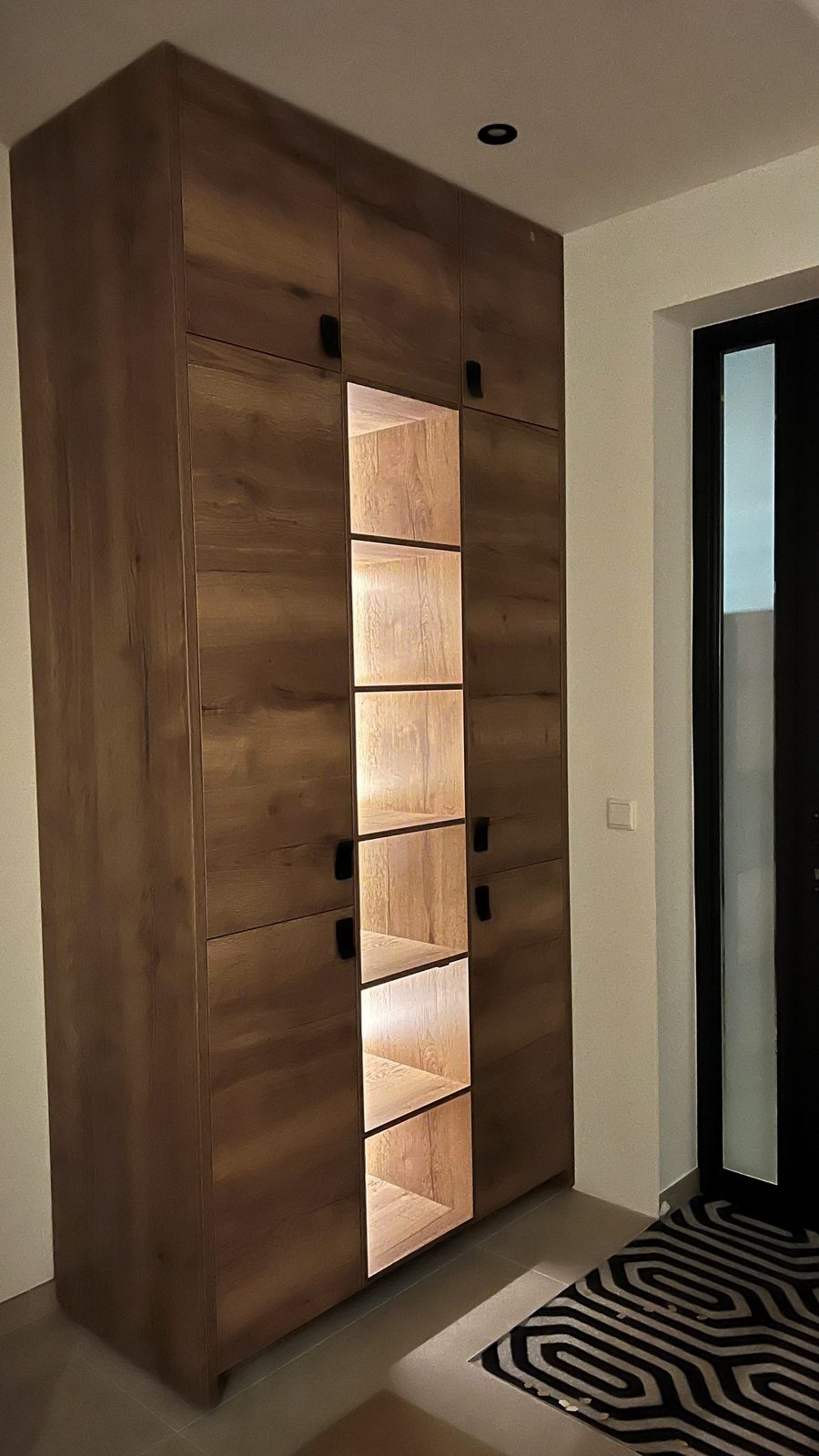 Halkast in houtdecor met open vakken