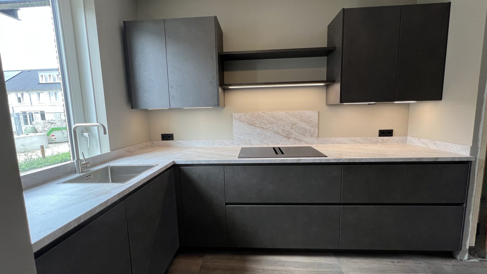 Antraciete keuken met natuursteenlook werkblad